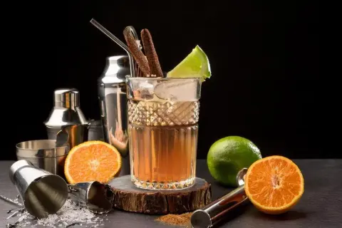Najlepsze drinki z białym rumem, które zachwycą Twoich gości