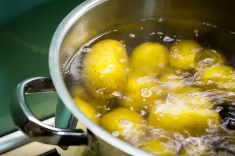 Ile czasu gotować warzywa na sałatkę, aby były idealne?