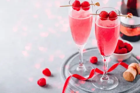 Najlepsze drinki z winem musującym, które zachwycą Twoich gości