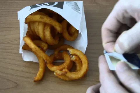 Ile kosztują zakręcone frytki w McDonald's? Sprawdź ceny i promocje