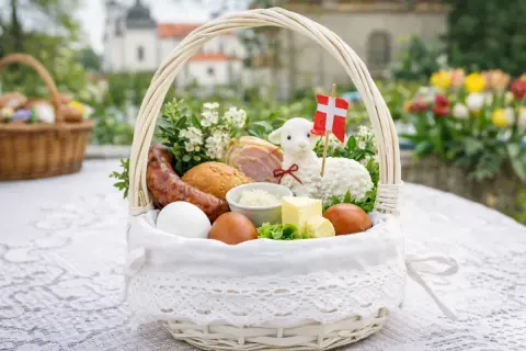 W koszyczku wielkanocnym znajdziemy jajka, kiełbasę, chleb, masło, baranka i chrzan.