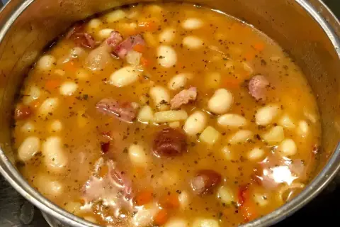 Gęsta, aromatyczna zupa fasolowa przepis babci z kawałkami wędzonki i ziemniaków. Smak dzieciństwa w garnku.