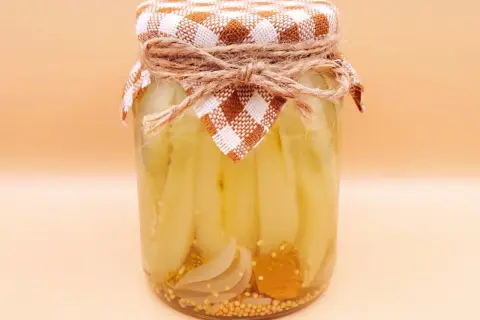 Słoik z domowymi piklami, idealny na dodatek do obiadu. Ten pikle przepis jest prosty i szybki.