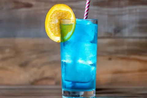 Najlepsze drinki z grenadiną i Blue Curacao, które zachwycą gości