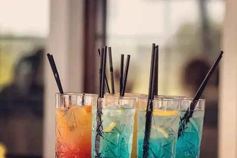 Pyszne drinki z prosecco i ginem, które zachwycą Twoich gości