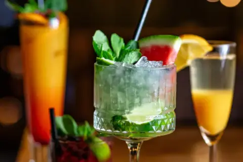 Najlepsze drinki z miętą, które orzeźwią w gorące dni