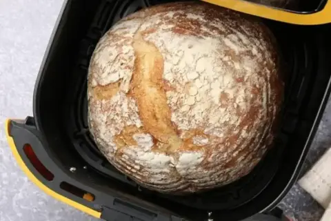 Apetyczny chleb wieloziarnisty w gorącej frytkownicy powietrznej, gotowy do podania.