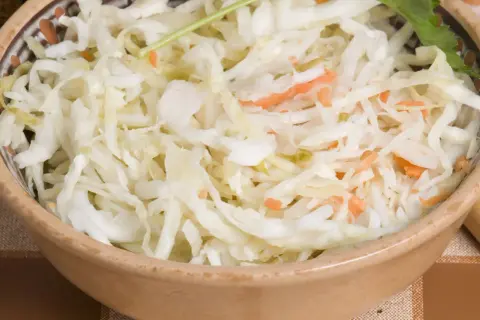 Jak zrobić sałatkę coleslaw, która zaskoczy Twoich gości smakiem