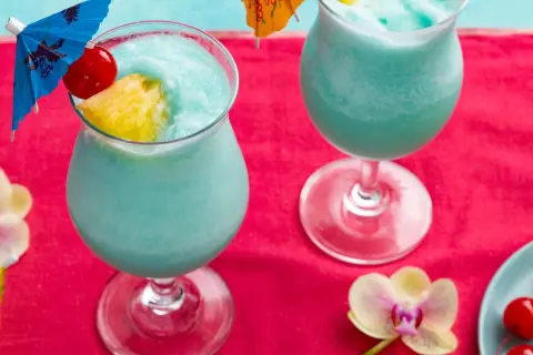Jak przygotować idealny drink Blue Hawaiian z pysznymi składnikami
