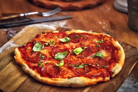 Jakie salami na pizzę? Odkryj smaki, które zachwycą każdego!
