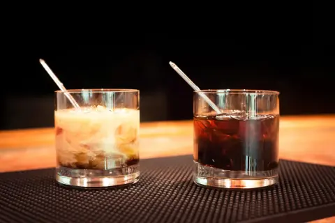 Najlepsze drinki z likierem kawowym i mlekiem, które zaskoczą gości