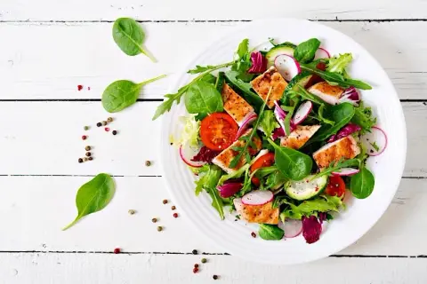 Ile kcal ma sałatka z kurczakiem? Zaskakujące wartości kaloryczne!