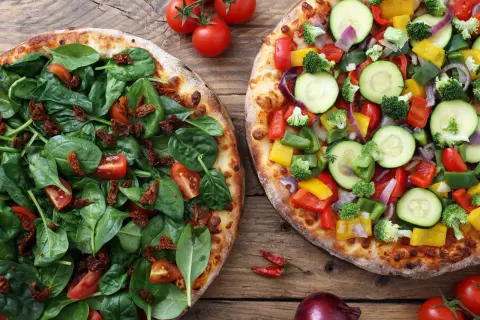 Mąka i sos do pizzy w kuchni wegetariańskiej