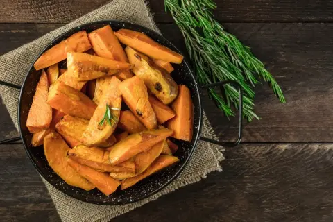 Ile piec bataty frytki w piekarniku, aby były idealnie chrupiące?