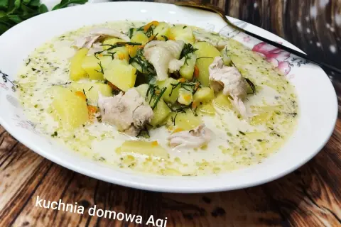 Pyszna, domowa zupa koperkowa z kurczakiem i ziemniakami, pachnąca świeżym koperkiem.