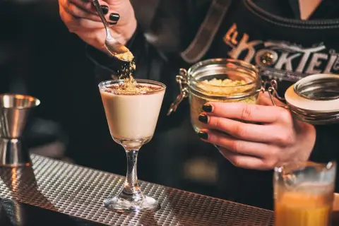 Goldwasser drink – odkryj najlepsze przepisy na koktajle z likierem