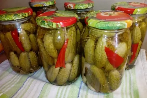 Słoiki z ogórkami kiszonymi z chili. Idealne na zimę, pyszny przepis na całe ogórki z chili.