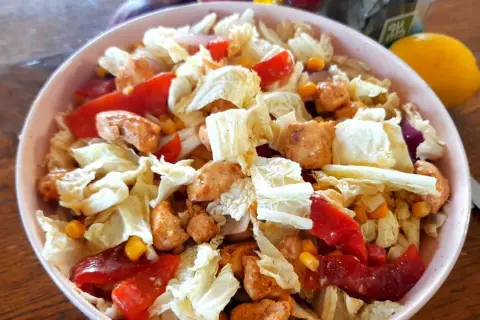Ile kcal ma sałatka warzywna? Zaskakujące fakty o kaloriach