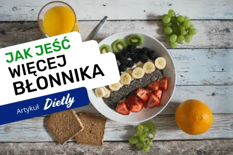 Jak jeść więcej błonnika? Miska pełna owoców, nasion chia i ciemnego pieczywa to idealny start dnia.