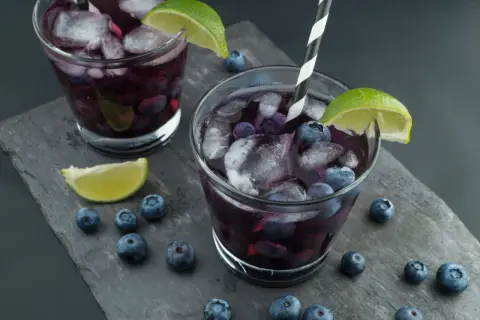 Najlepsze drinki z borówkami, które zachwycą Twoich gości