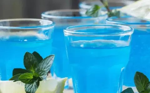 Najlepsze drinki z blue kurakao, które zaskoczą Twoich gości