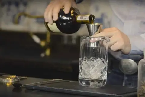 Jak przygotować idealny drink sazerac – przepis i historia koktajlu