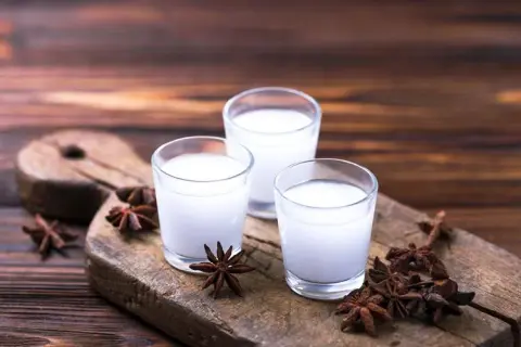 Pyszne drinki z ouzo – proste przepisy na orzeźwiające koktajle