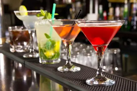 Ile kalorii mają drinki? Sprawdź, co warto wiedzieć o ich kaloryczności