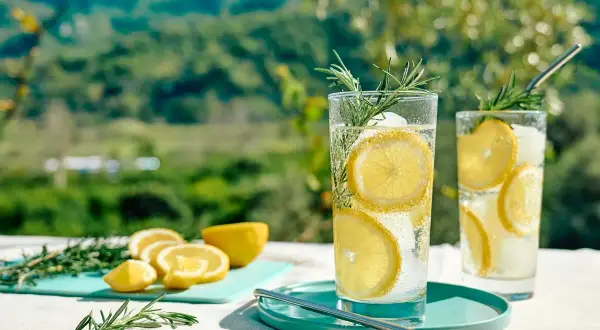 Najlepsze przepisy na kwaśne drinki, które orzeźwią każdego lata