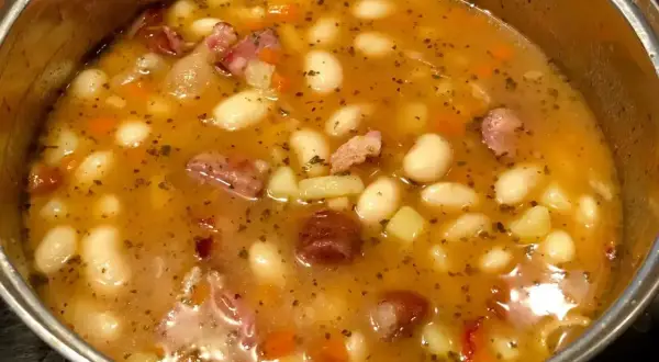 Gęsta, aromatyczna zupa fasolowa przepis babci z kawałkami wędzonki i ziemniaków. Smak dzieciństwa w garnku.
