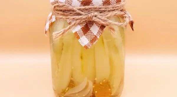 Słoik z domowymi piklami, idealny na dodatek do obiadu. Ten pikle przepis jest prosty i szybki.