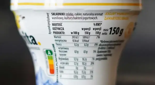 Czy skyr jest zdrowy? Opakowanie jogurtu waniliowego z informacją o wartościach odżywczych i Nutri-Score A.