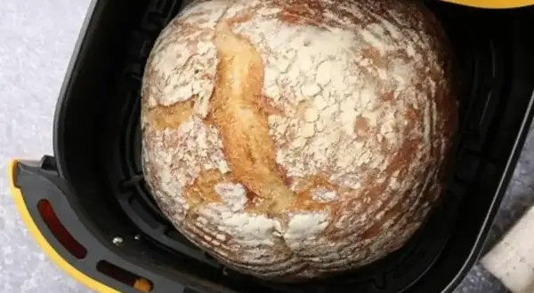 Apetyczny chleb wieloziarnisty w gorącej frytkownicy powietrznej, gotowy do podania.