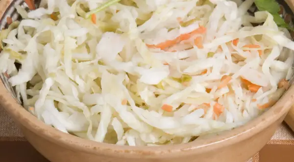 Jak zrobić sałatkę coleslaw, która zaskoczy Twoich gości smakiem
