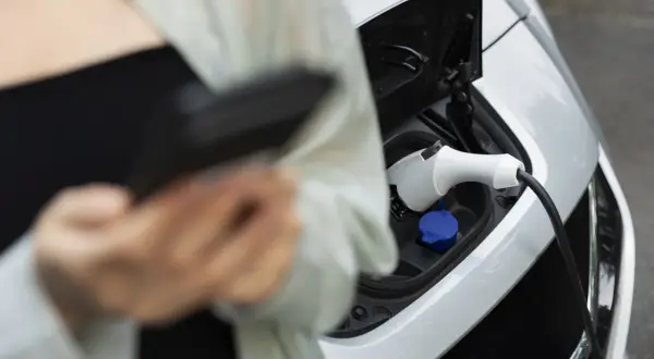 Jak rozwój baterii zmieni przyszłość samochodów elektrycznych