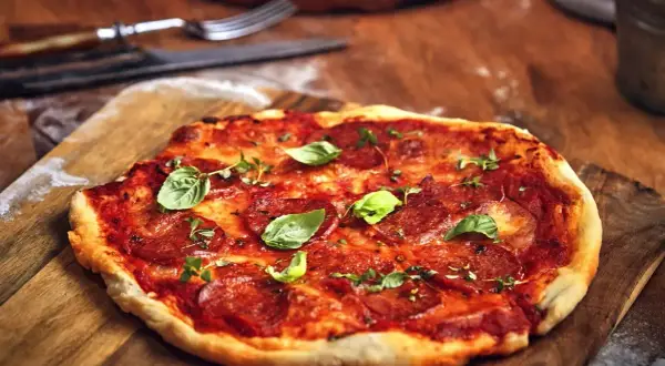 Jakie salami na pizzę? Odkryj smaki, które zachwycą każdego!