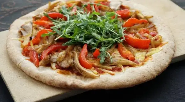 Czy podsmażyć pieczarki do pizzy? Odkryj, co lepsze dla smaku