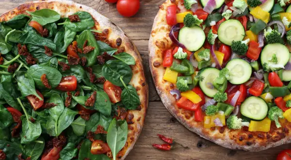 Mąka i sos do pizzy w kuchni wegetariańskiej