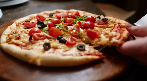 Ile kalorii mają 2 kawałki pizzy? Zaskakujące liczby, które musisz znać