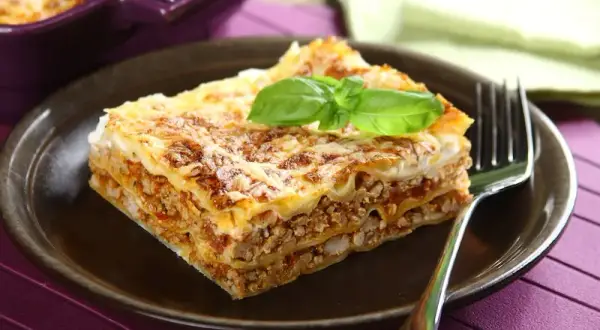 Jak zrobić lasagne z mięsem mielonym i sosem bolognese w prosty sposób
