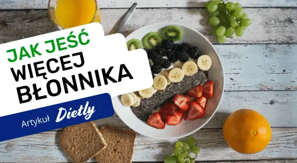 Jak jeść więcej błonnika? Miska pełna owoców, nasion chia i ciemnego pieczywa to idealny start dnia.