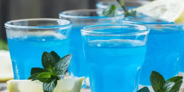 Najlepsze drinki z blue kurakao, które zaskoczą Twoich gości
