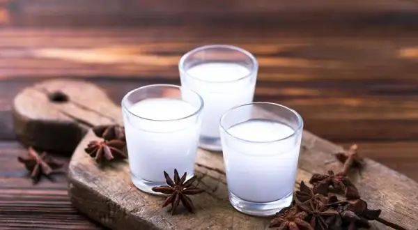 Pyszne drinki z ouzo – proste przepisy na orzeźwiające koktajle