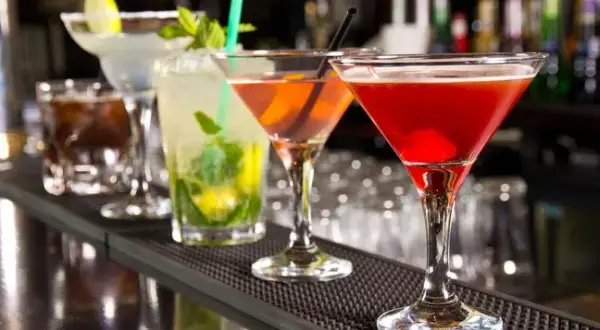Ile kalorii mają drinki? Sprawdź, co warto wiedzieć o ich kaloryczności