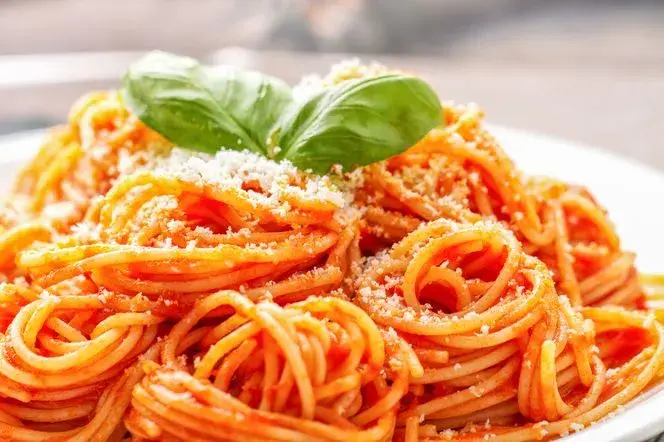 Jak zrobić spaghetti z gotowym sosem w 15 minut bez wysiłku