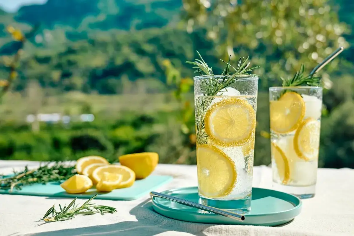 Najlepsze przepisy na kwaśne drinki, które orzeźwią każdego lata