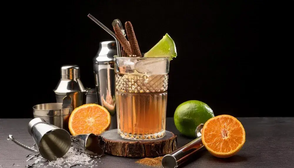 Najlepsze drinki z białym rumem, które zachwycą Twoich gości