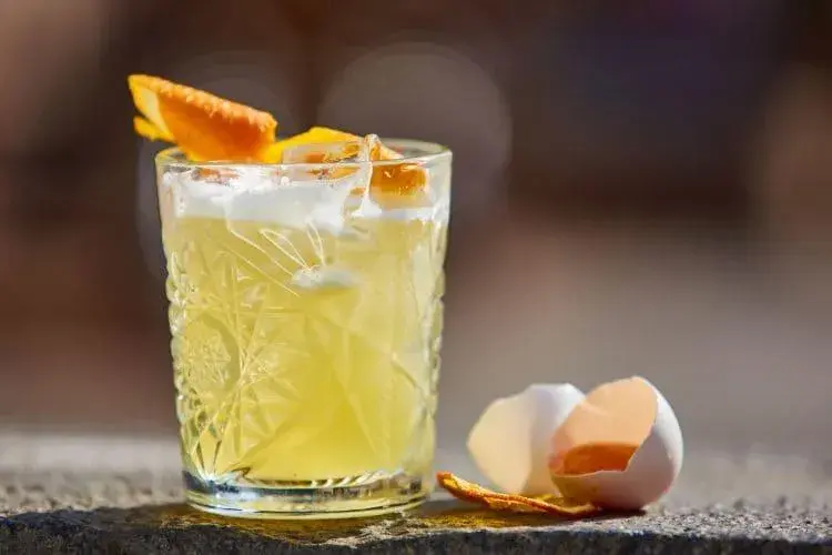 Słodko kwaśny drink – proste przepisy na orzeźwiające koktajle