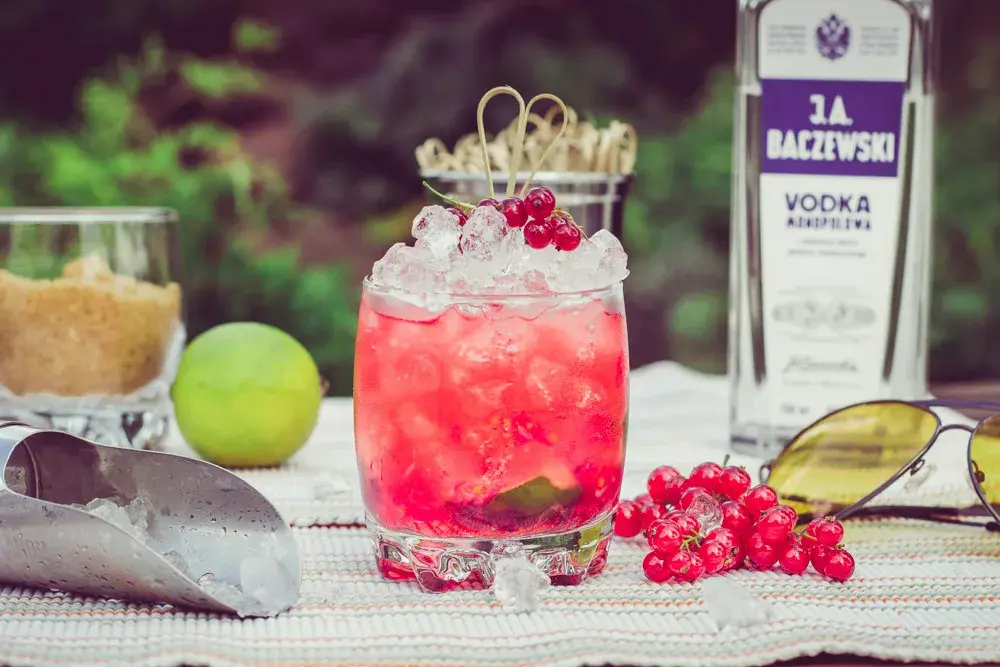 Orzeźwiające drinki z sokiem porzeczkowym - proste przepisy na każdą okazję