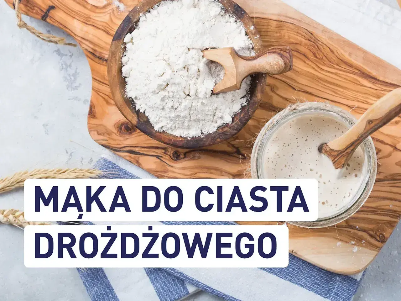 Mąka do ciasta drożdżowego w drewnianej misce i zakwas w słoiku. Idealne składniki na puszyste wypieki.